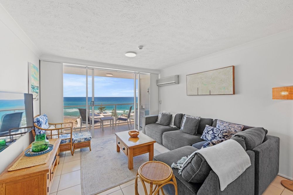 Burleigh Beach Tower 2 Bedroom Ocean View Superior Apartment 9