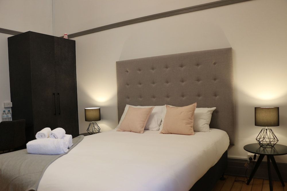 Queen Room, Shared Bathroom