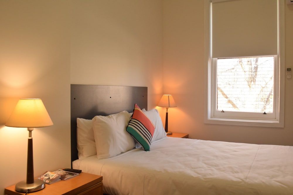 Crown Accommodation Bendigo CBD Queen Bed Room