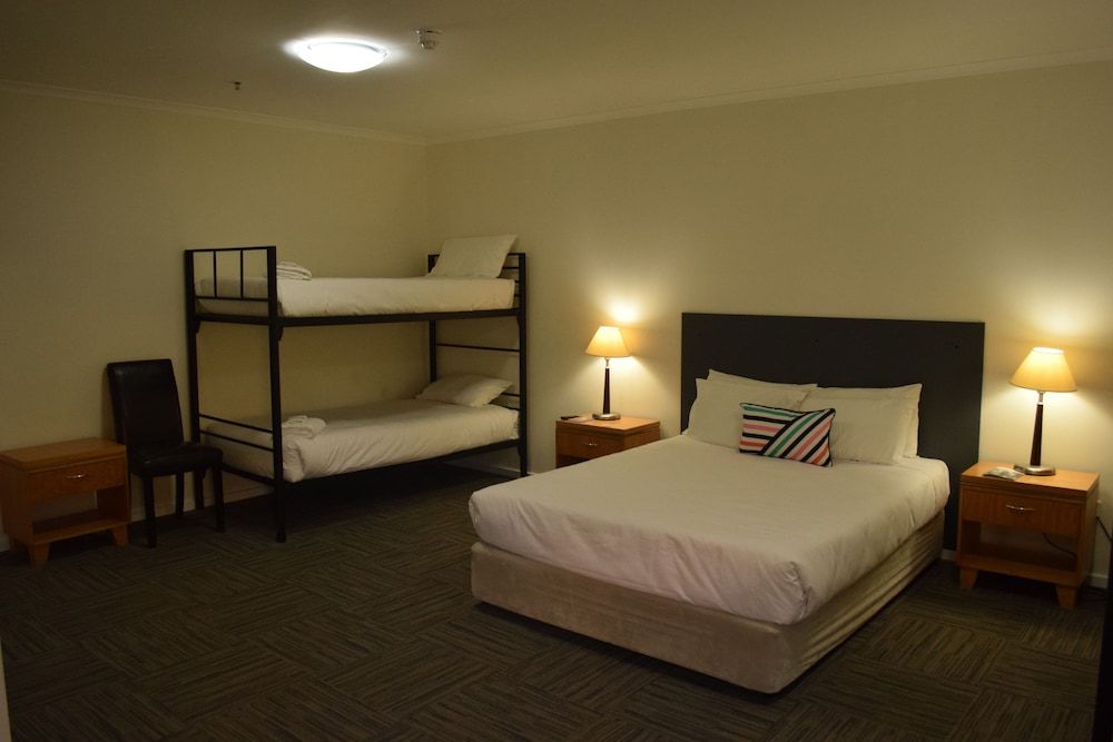 Crown Accommodation Bendigo CBD Queen Bed plus Single Bed Room 4
