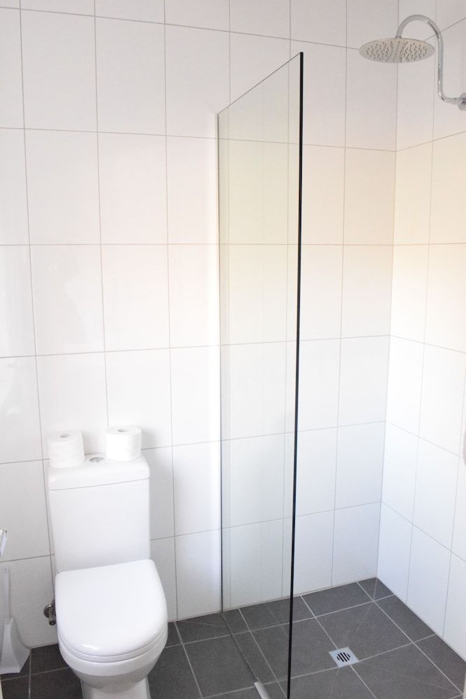 Crown Accommodation Bendigo CBD Queen Bed Room 4