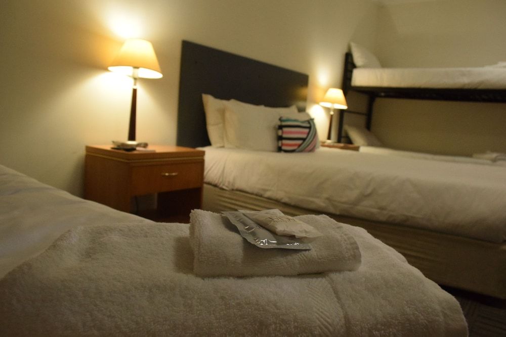 Crown Accommodation Bendigo CBD Queen Bed plus Single Bed Room 3