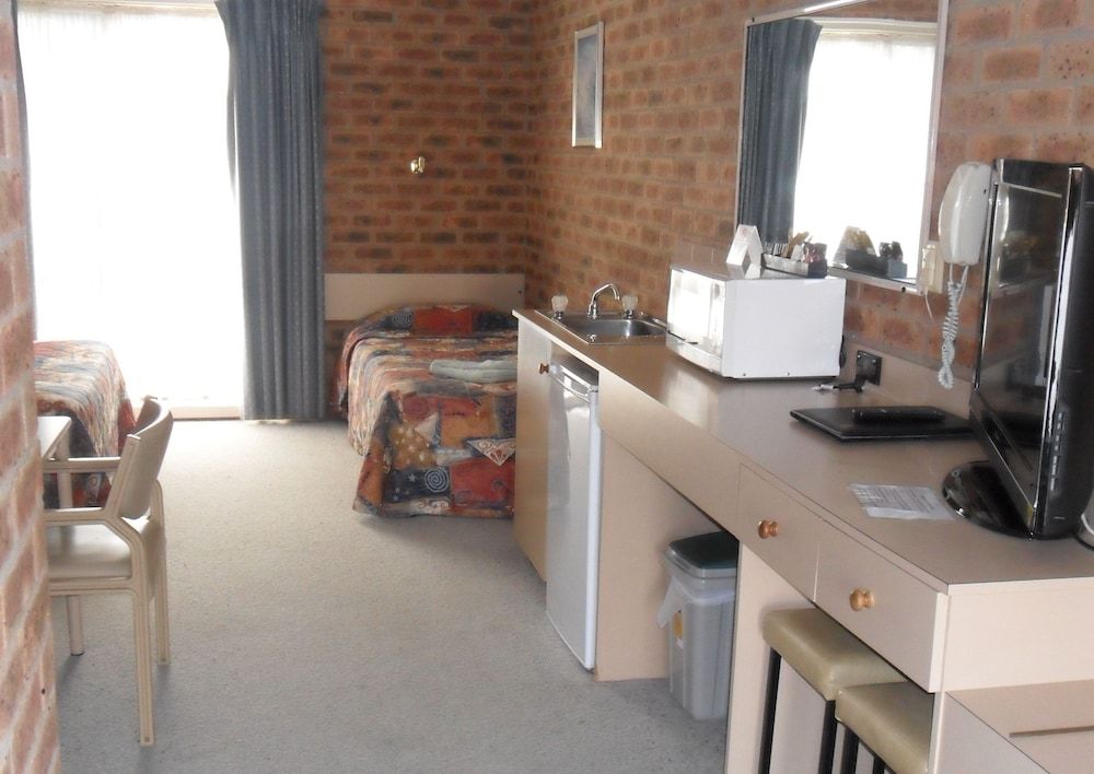 Settlement Motor Inn, Deniliquin Deluxe Studio Suite, 2 Bedrooms, Garden View, Ground Floor 2