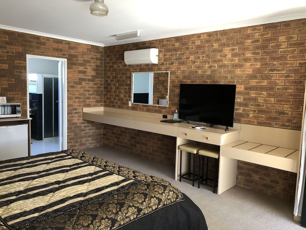 Settlement Motor Inn, Deniliquin Superior Studio Suite, 1 King Bed, Bathtub 5