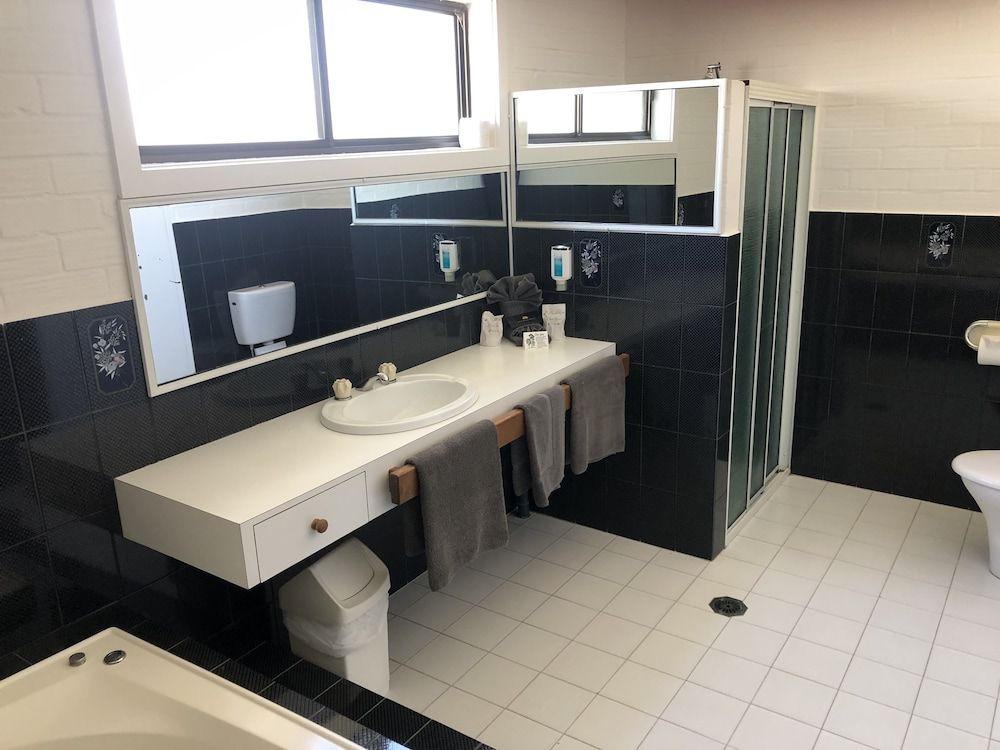 Settlement Motor Inn, Deniliquin Superior Studio Suite, 1 King Bed, Bathtub 3