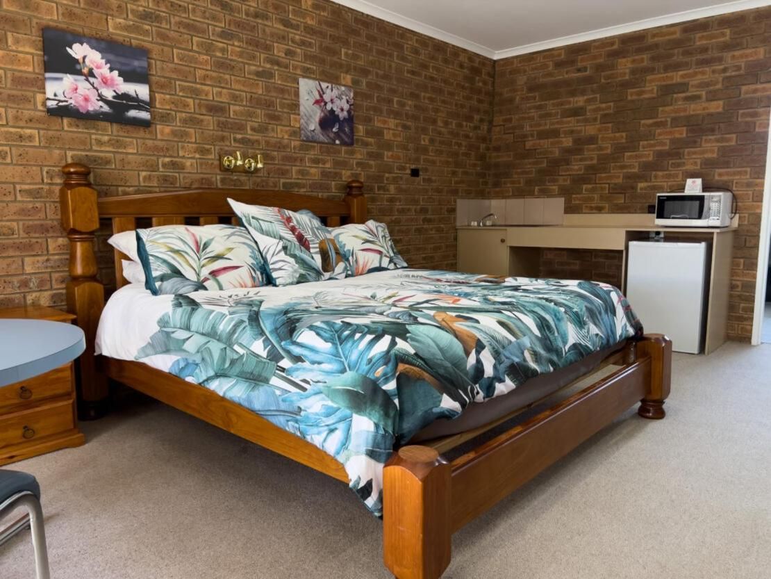 Settlement Motor Inn, Deniliquin King Room with Spa Bath