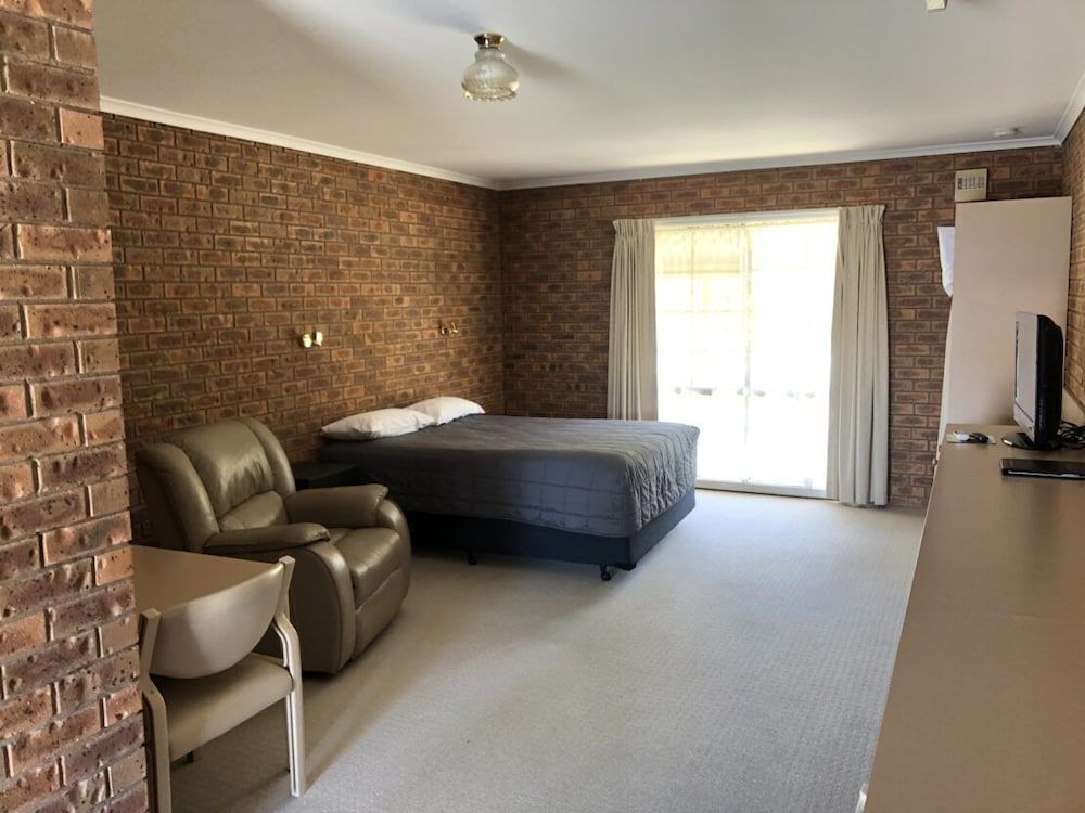 Settlement Motor Inn, Deniliquin Deluxe Room