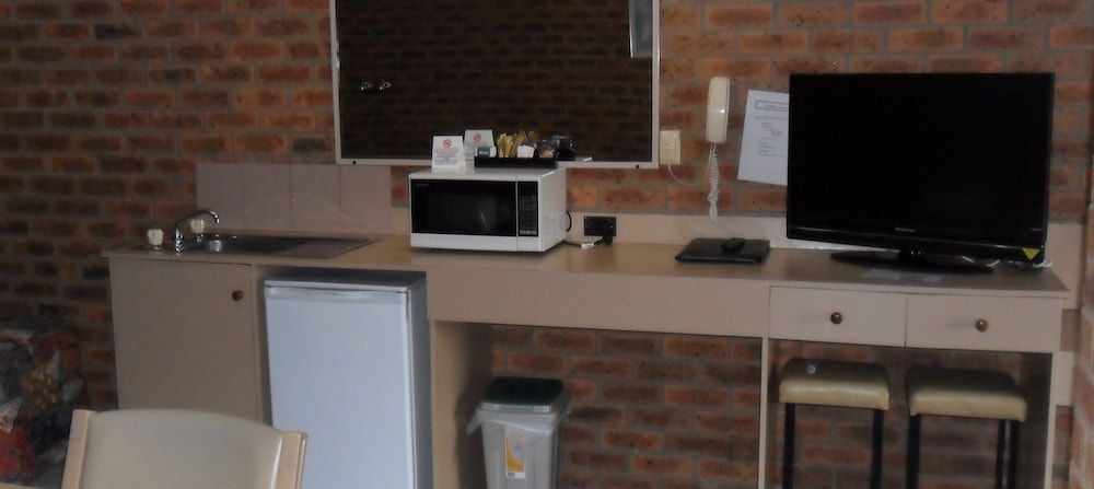 Settlement Motor Inn, Deniliquin Deluxe Studio Suite, 2 Bedrooms, Garden View, Ground Floor 3