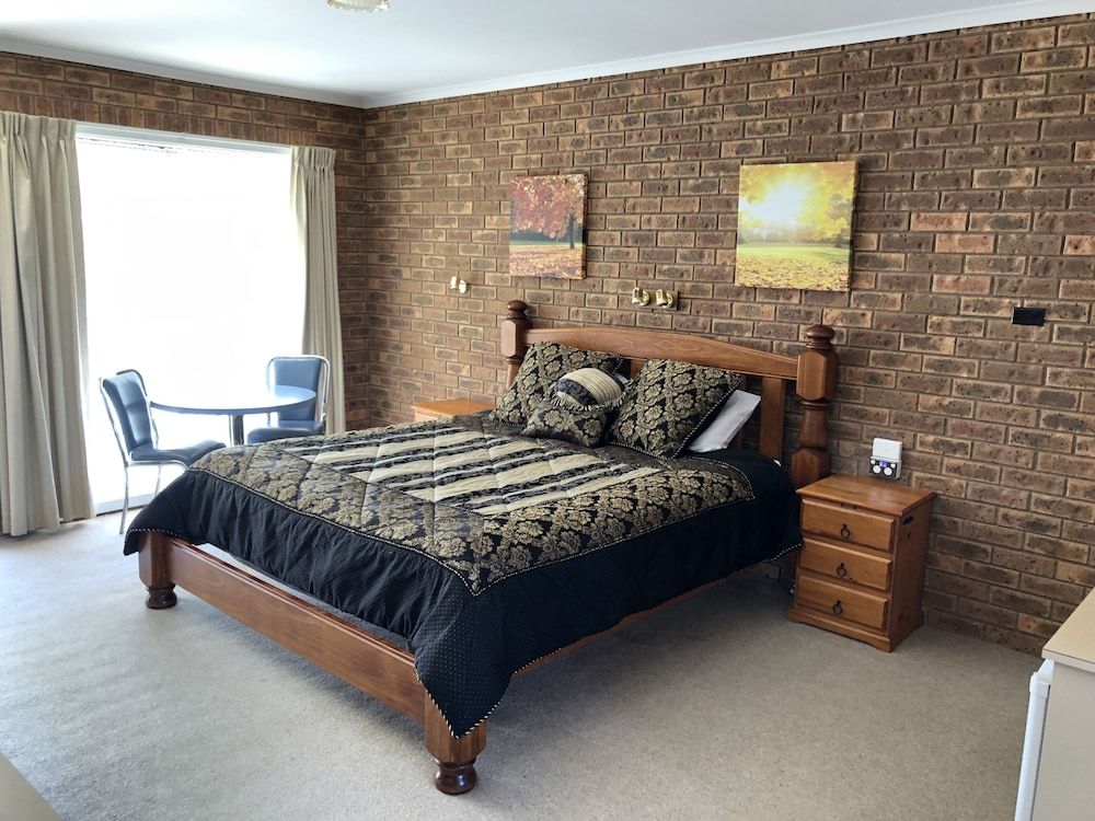 Settlement Motor Inn, Deniliquin Superior Studio Suite, 1 King Bed, Bathtub 2