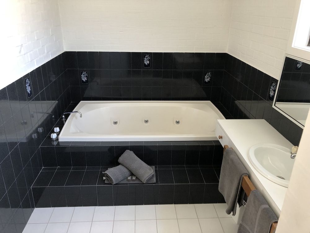 Settlement Motor Inn, Deniliquin Superior Studio Suite, 1 King Bed, Bathtub 4