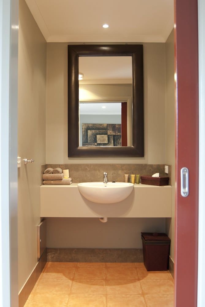 Bairnsdale Motel Deluxe Studio, Non Smoking, Balcony (Deluxe Twin Queen) 6