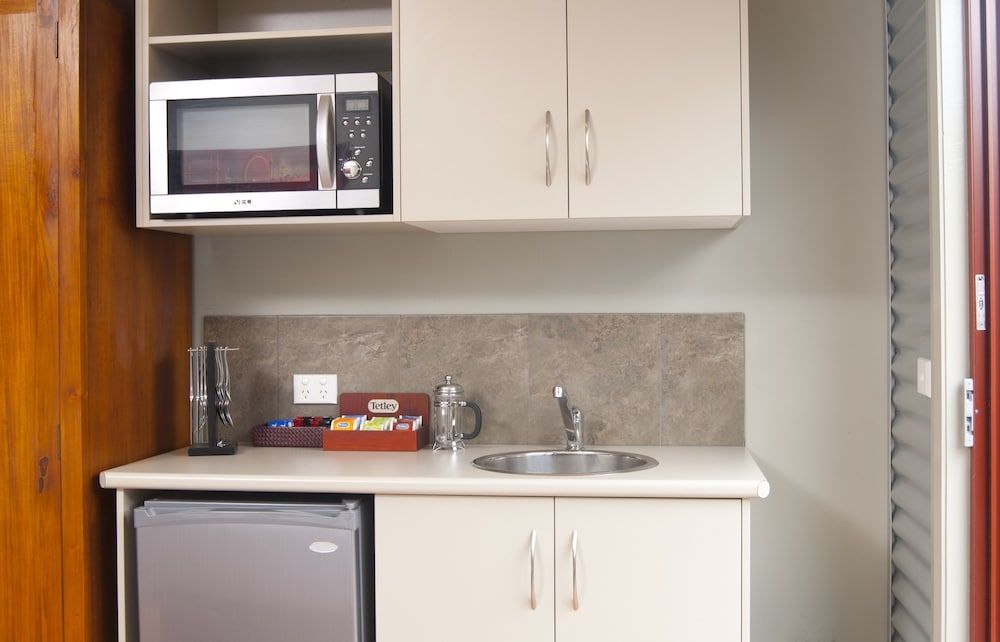 Bairnsdale Motel Deluxe Studio, Non Smoking, Balcony (Deluxe Twin Queen) 2