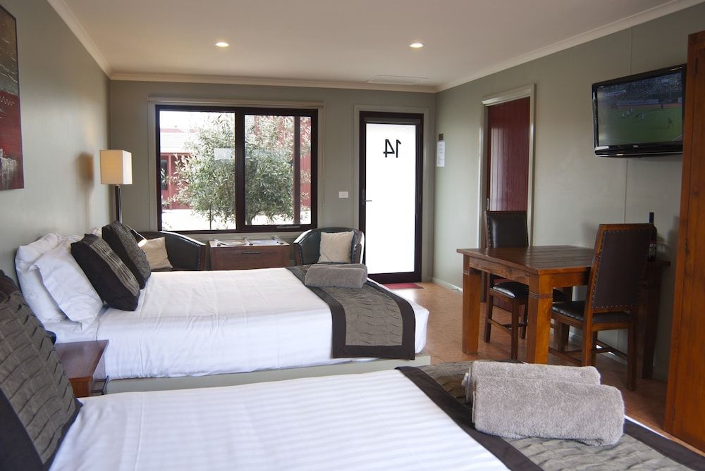 Bairnsdale Motel Deluxe Studio, Non Smoking, Balcony (Deluxe Twin Queen) 5