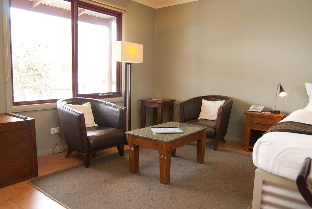 Bairnsdale Motel Deluxe Studio, Non Smoking, Balcony (Deluxe Twin Queen) 3