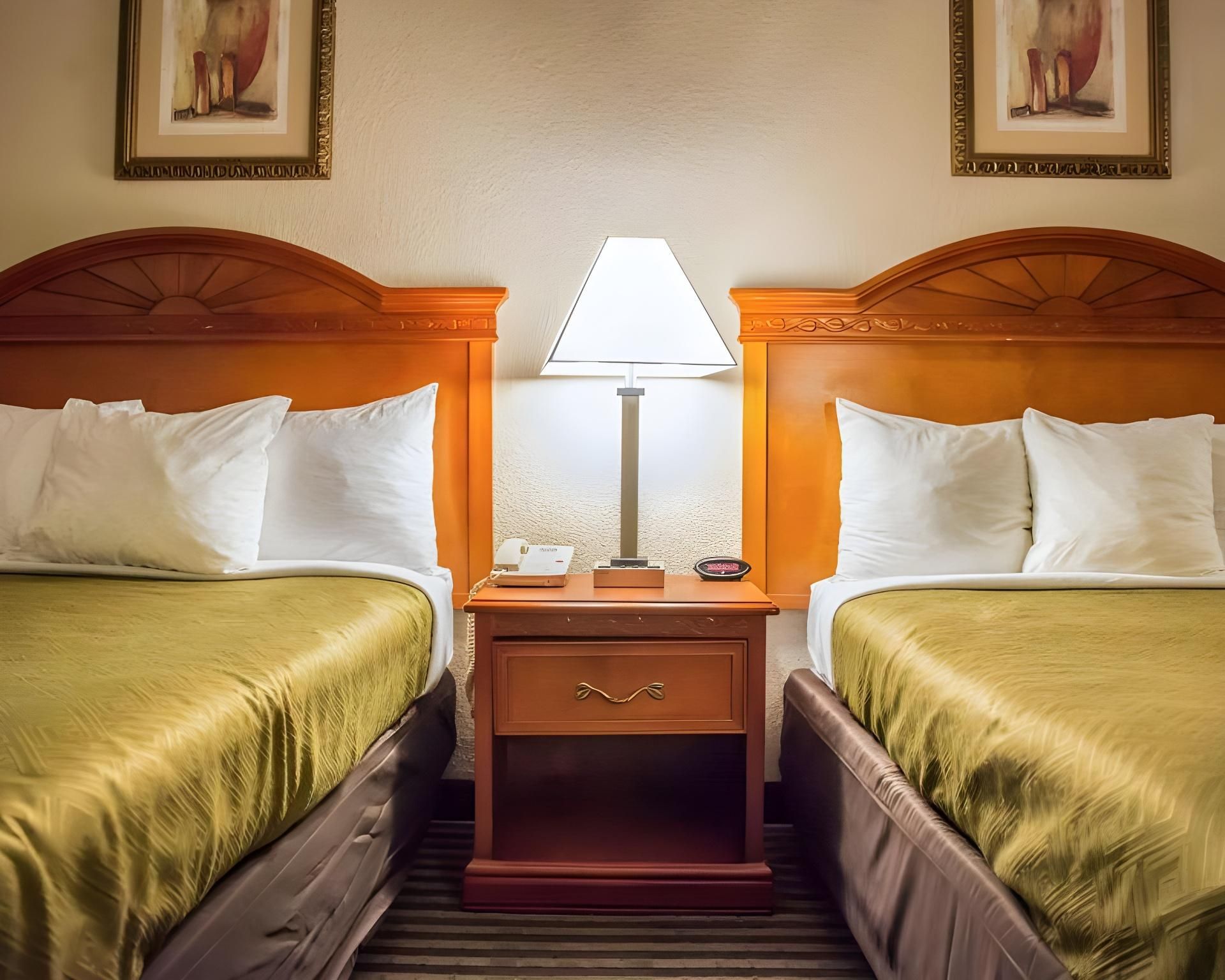 2 Queen Beds, Efficiency, Smoking