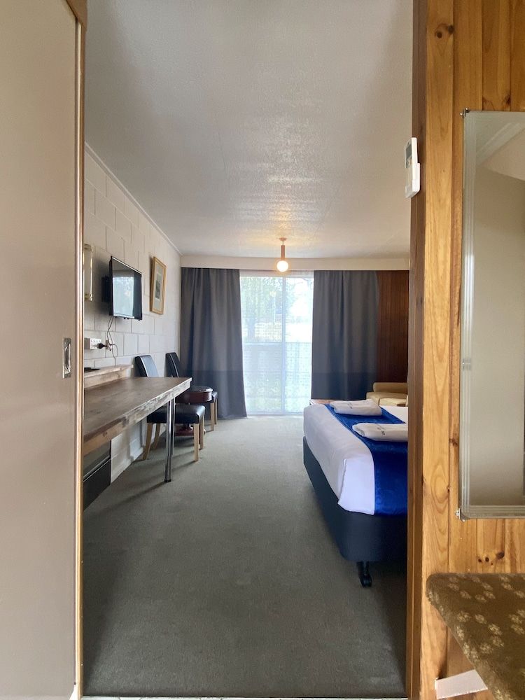 Snow Season Motor Inn Standard 1 Queen 6