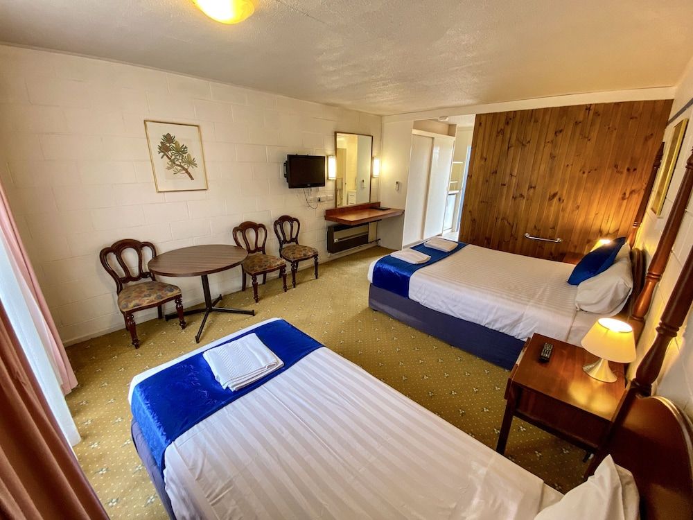 Snow Season Motor Inn Basic Triple Room 2