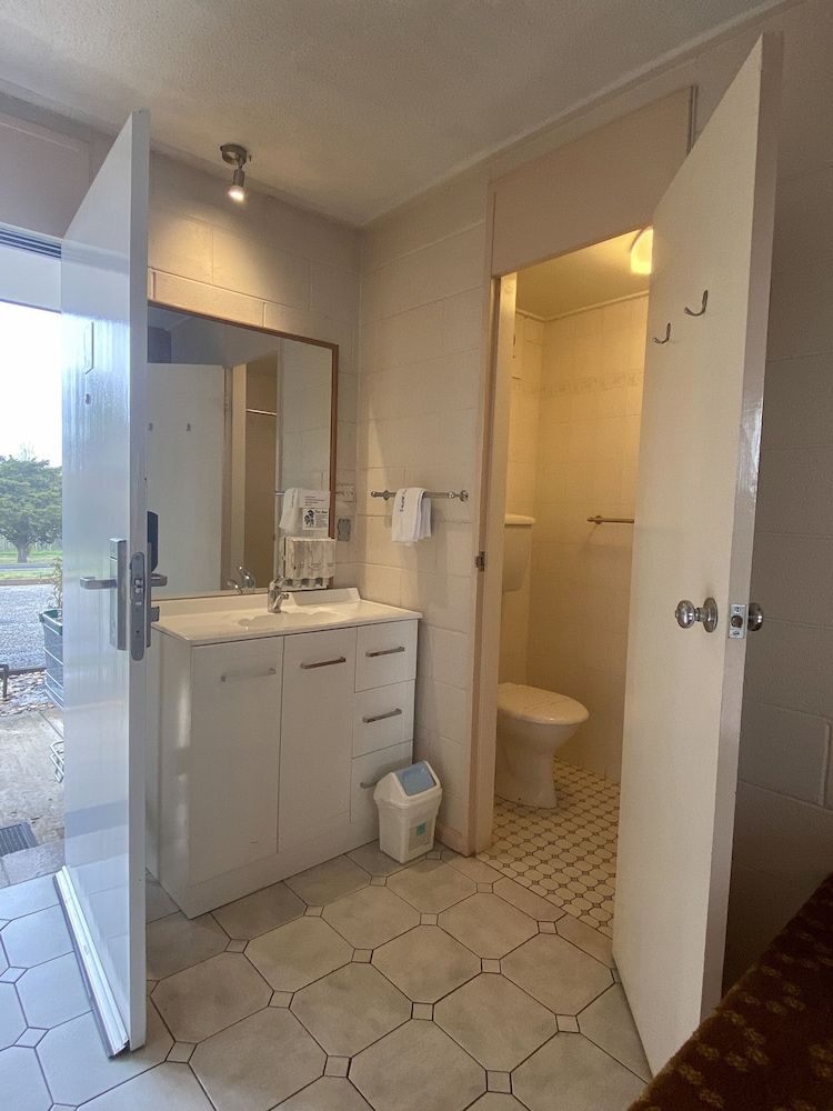 Snow Season Motor Inn Budget Family of 6 5