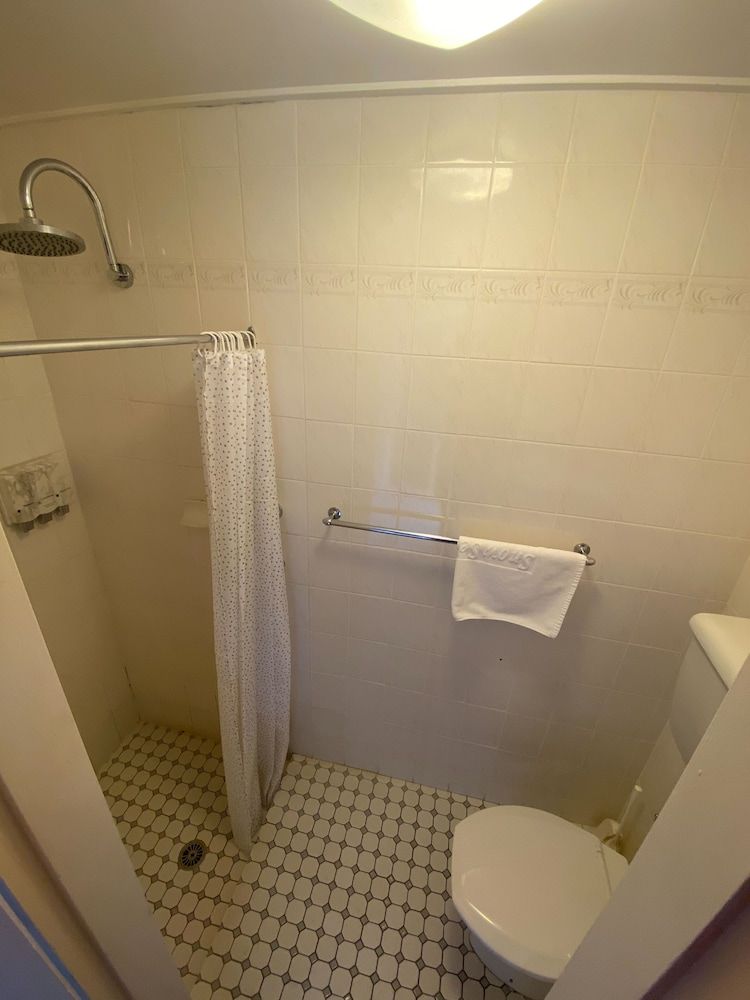 Snow Season Motor Inn Budget Family of 6 4