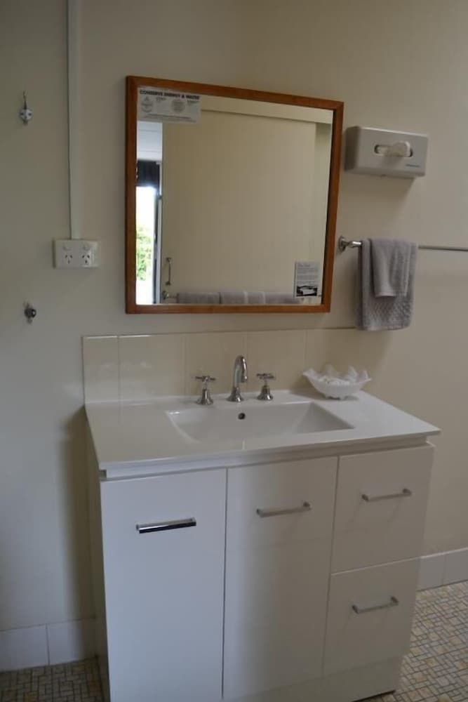 Gatton Motel Queen Room 8