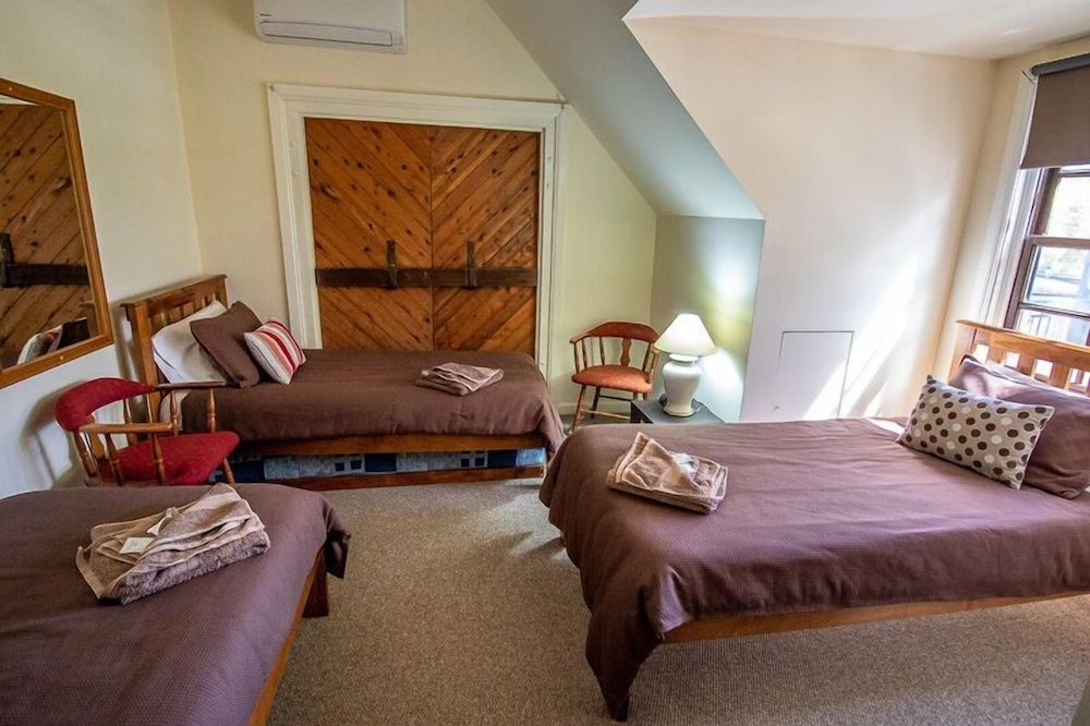 Basic Triple Room, Shared Bathroom (Gold Nugget Room)