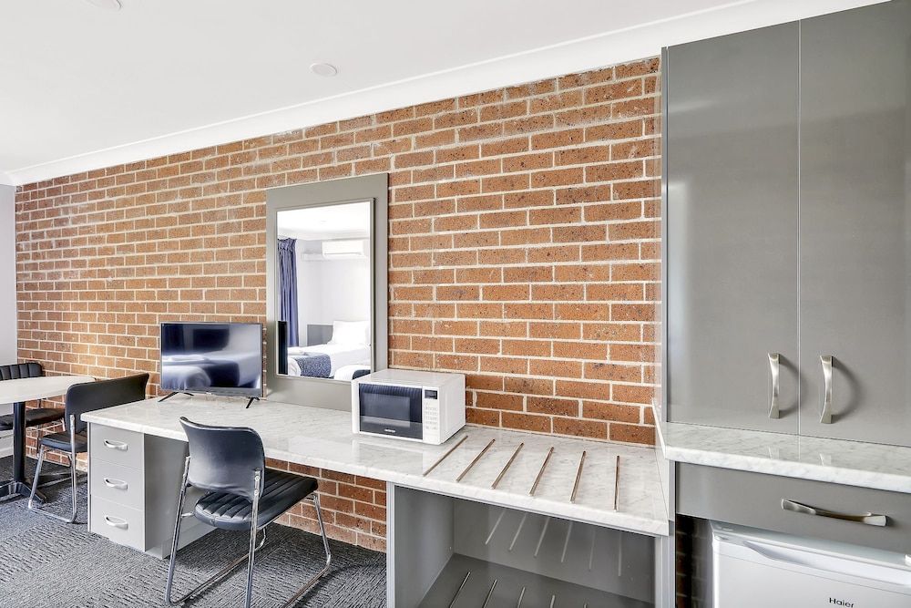 Bushmans Motor Inn Deluxe Twin Room 2