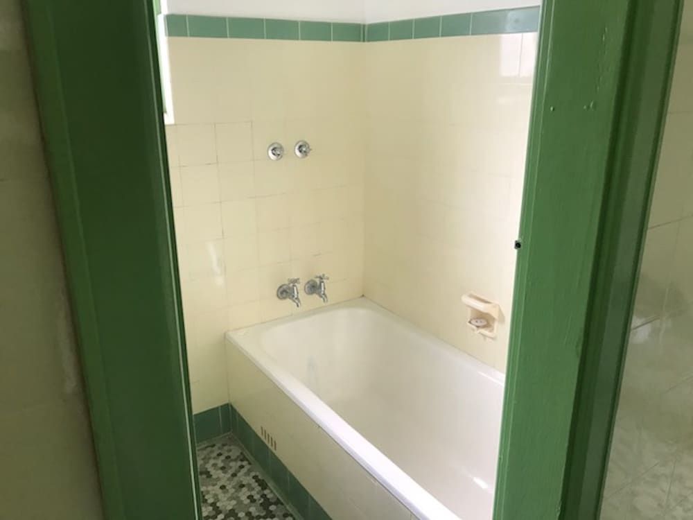 Lakes and Ocean Hotel Forster Basic Double Room, 1 Double Bed, Shared Bathroom 6