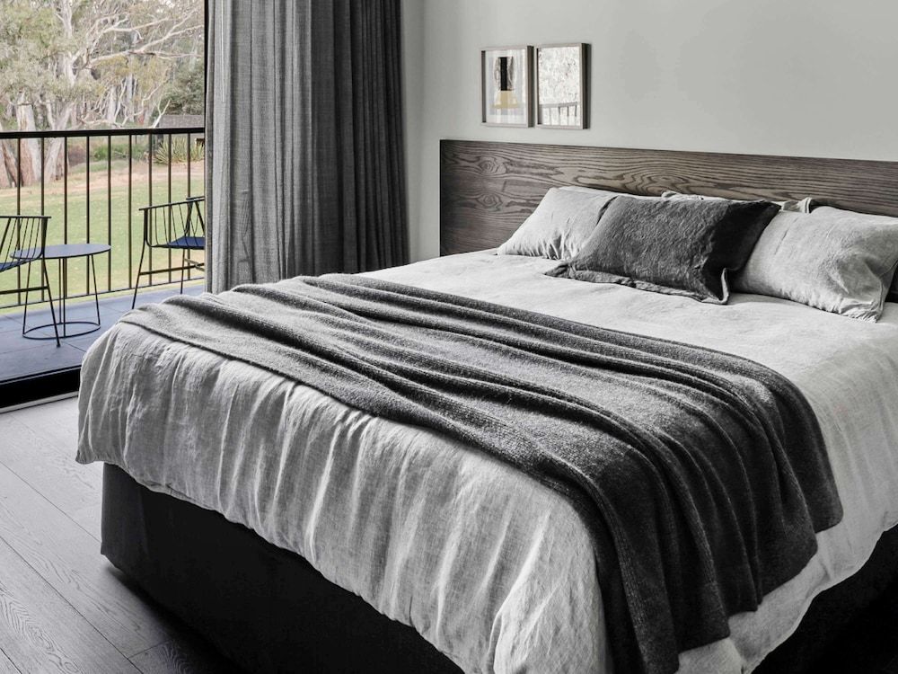Deluxe Room, 1 King Bed, River View