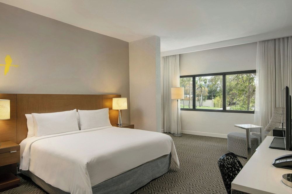 Room, 1 King Bed, Non Smoking, Partial Ocean View (Tower)