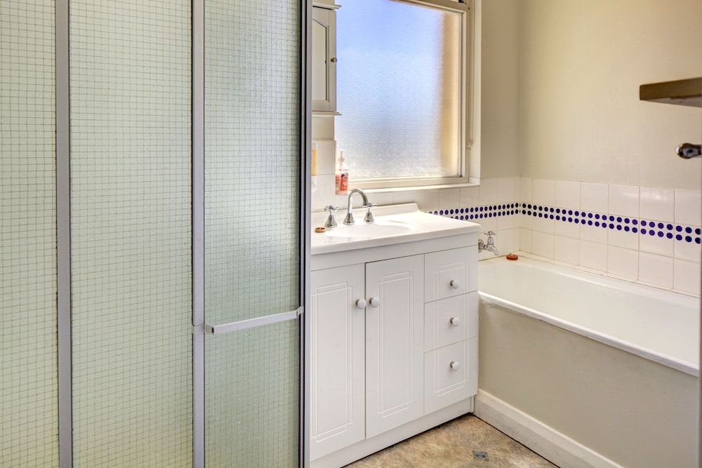Budget Twin Hotel Room - Shared Bathroom facilities