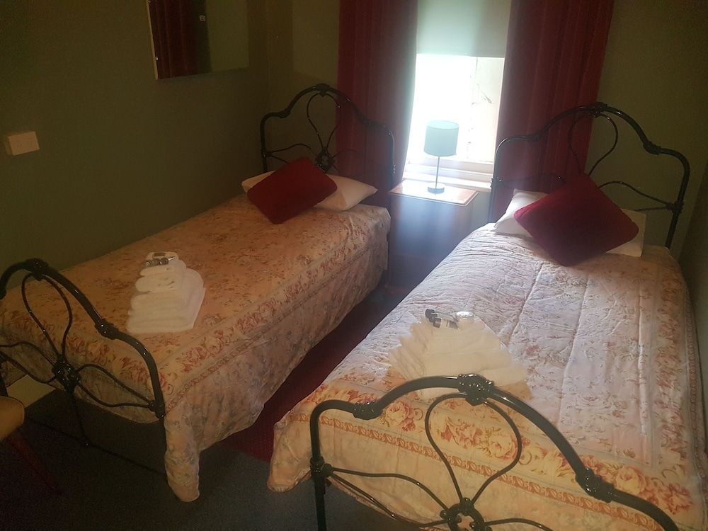 Budget Twin Hotel Room - Shared Bathroom facilities