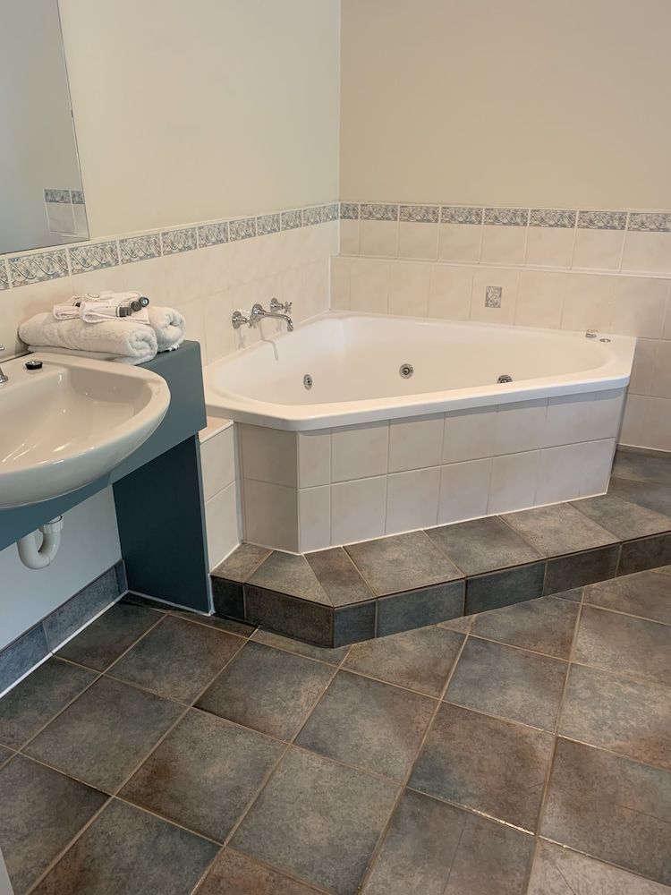 Arthur Phillip Motor Inn Queen Room With Spa Bath 4