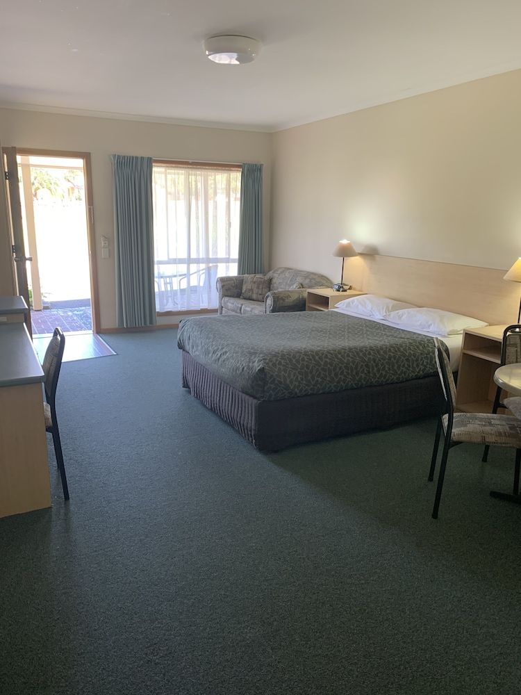 Arthur Phillip Motor Inn Family Room 2