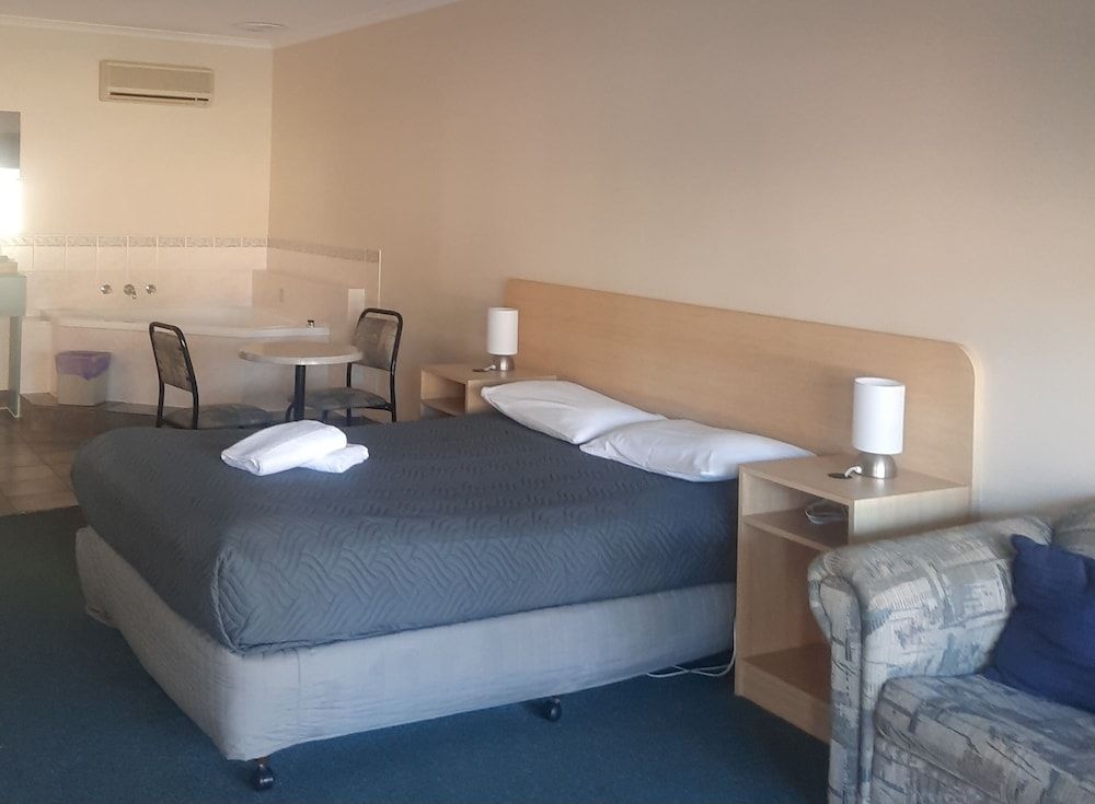 Arthur Phillip Motor Inn Queen Room With Spa Bath 3