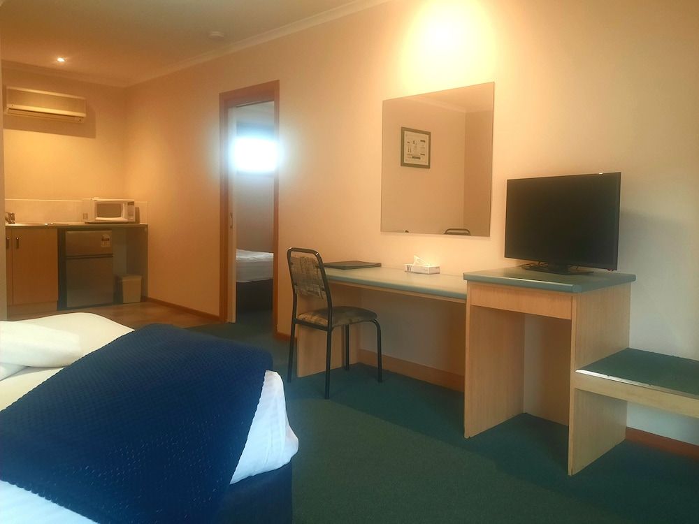 Arthur Phillip Motor Inn Family Room 10