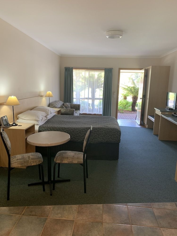 Arthur Phillip Motor Inn Queen Room With Spa Bath 5