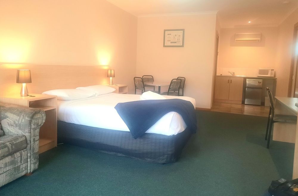 Arthur Phillip Motor Inn Family Room 5