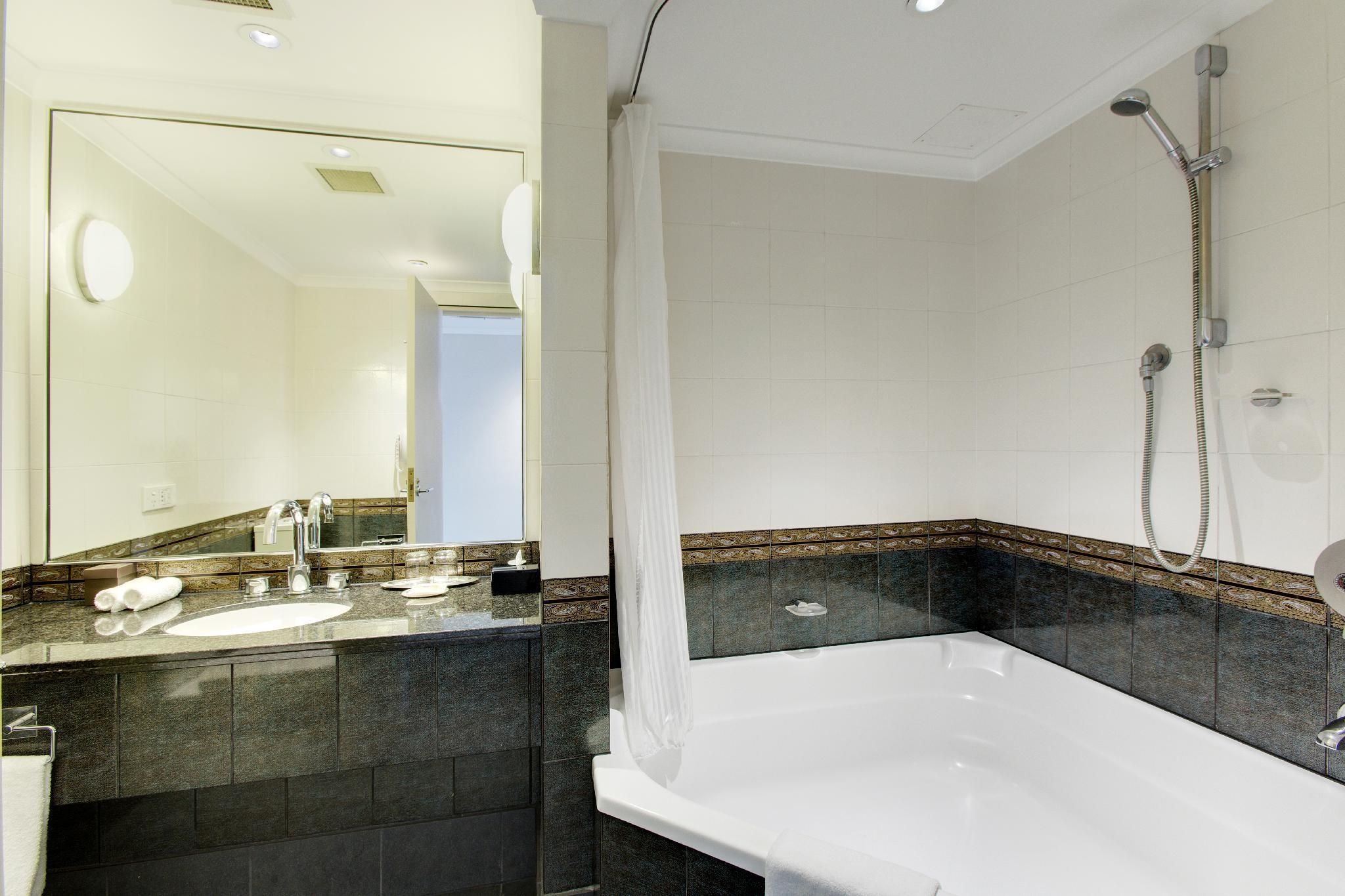 Pullman Sydney Hyde Park 1 King Bed Classic Room 3
