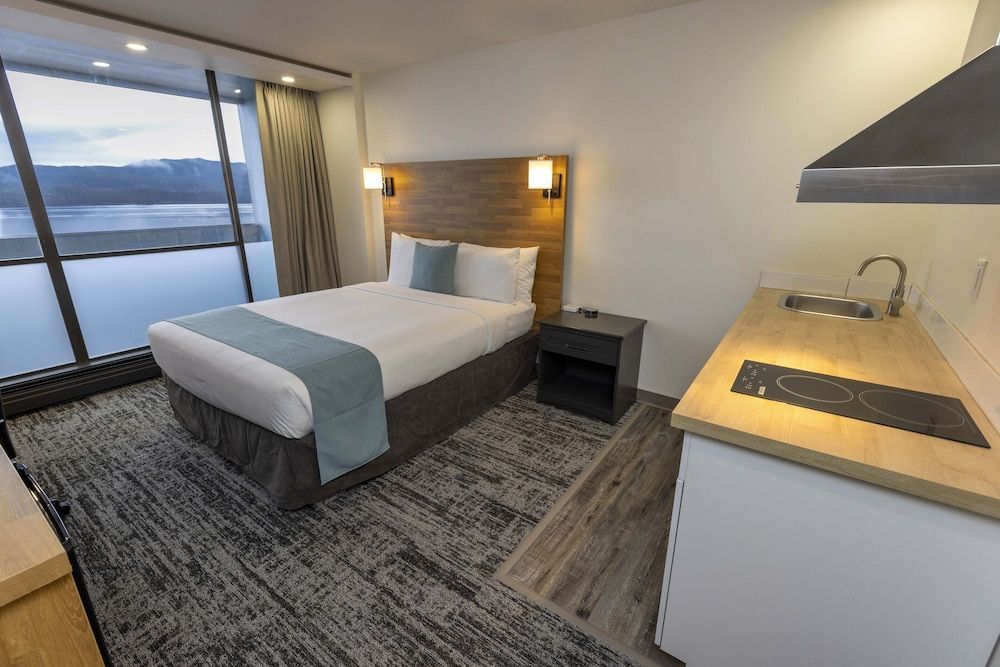 Deluxe Room, 1 Queen Bed, Kitchenette, Mountain View