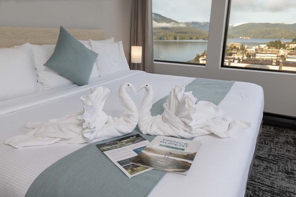 Standard Room, 1 King Bed, Balcony, Mountain View