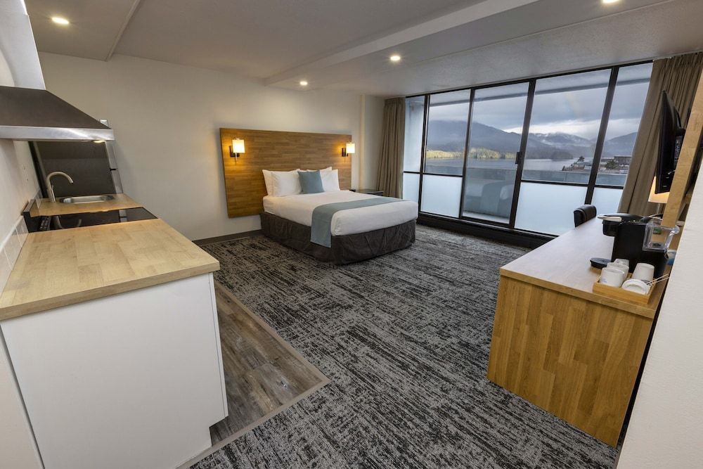 Signature Room, 1 Queen Bed, Kitchen, Partial Ocean View