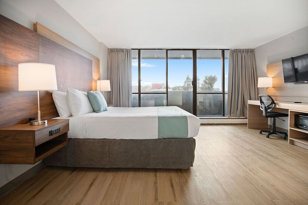 Standard Room, 1 King Bed, Balcony, Mountain View