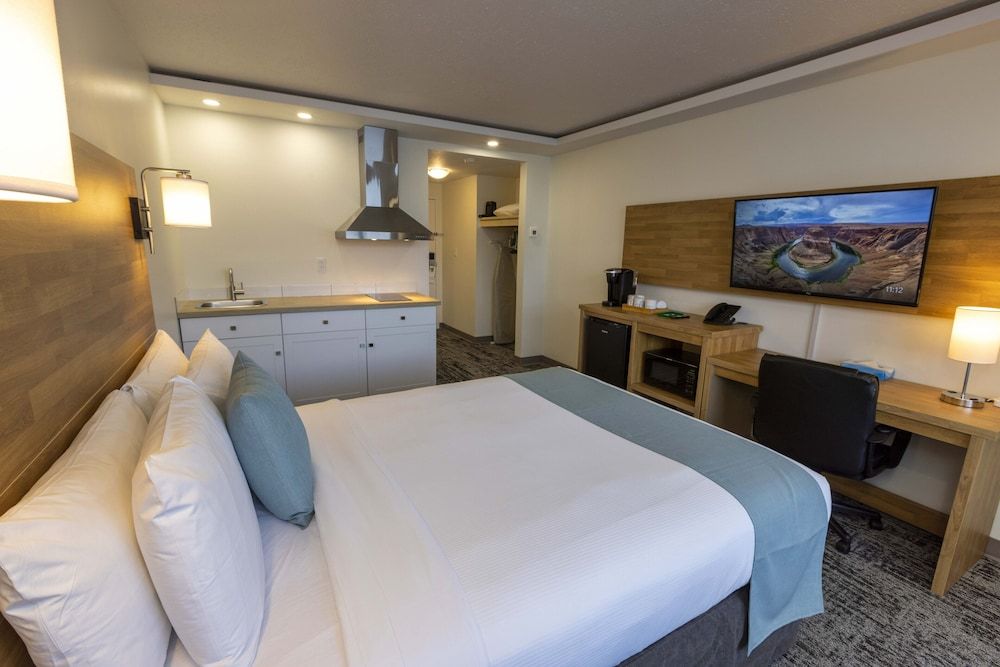 Deluxe Room, 1 Queen Bed, Kitchenette, Mountain View