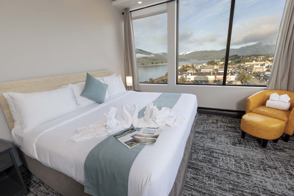 Standard Room, 1 King Bed, Balcony, Partial Ocean View