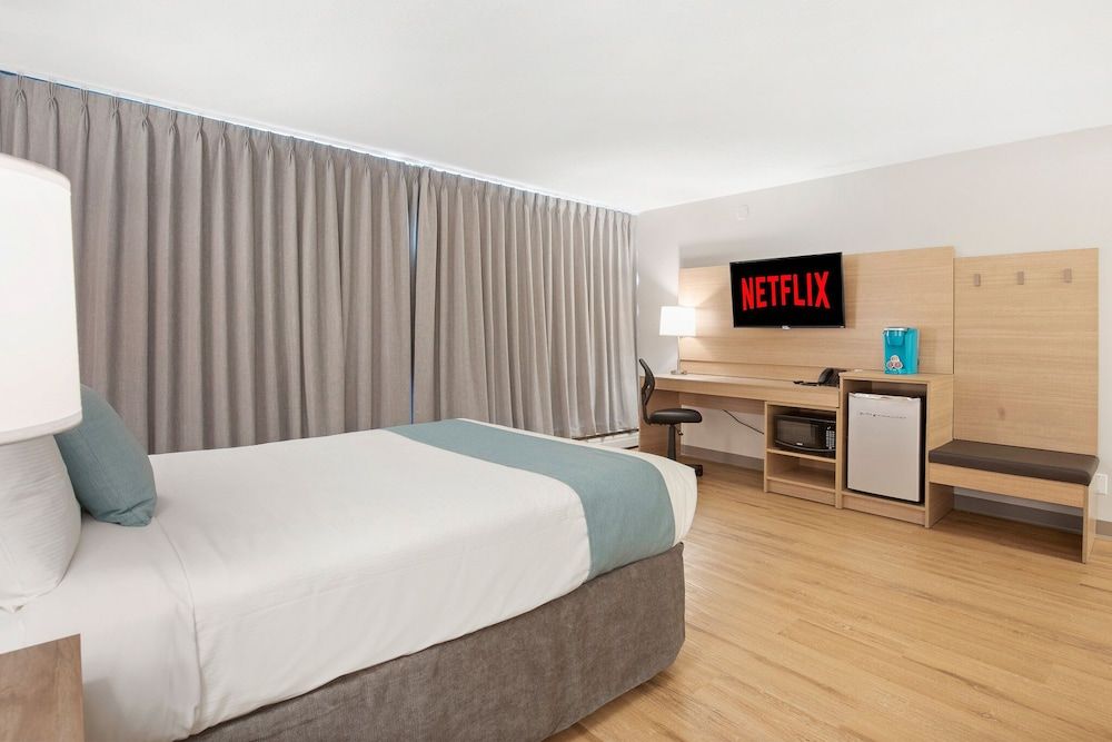 Standard Room, 1 Queen Bed, Balcony, Mountain View