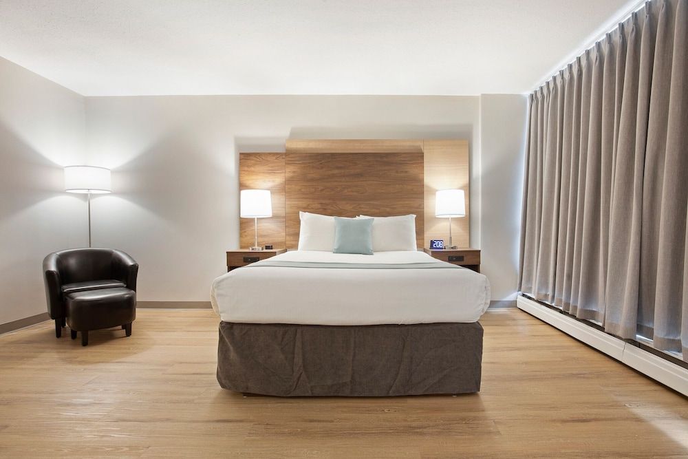 Standard Room, 1 Queen Bed, Balcony, Mountain View
