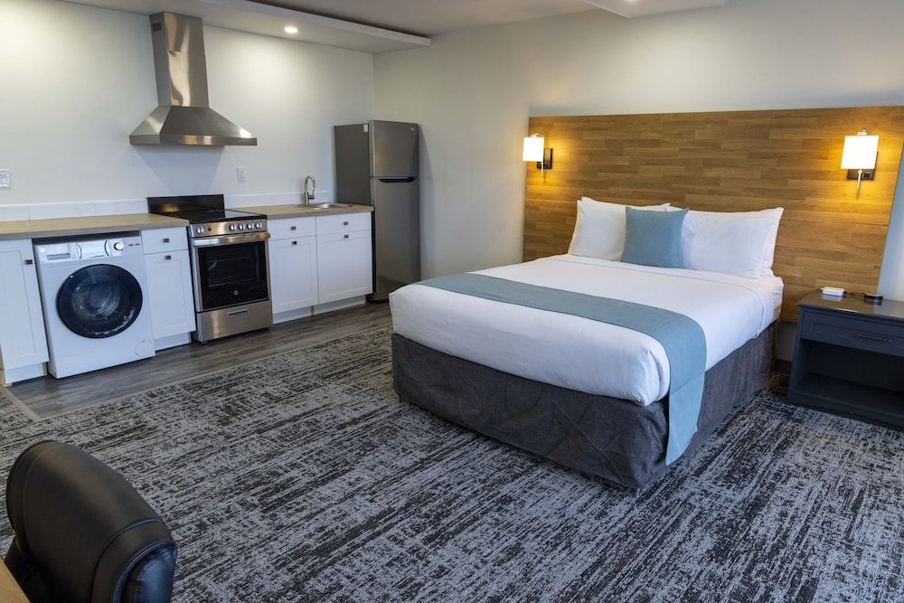 Signature Room, 1 Queen Bed, Kitchen, Partial Ocean View
