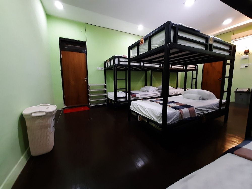 The Legian 777 Guest House Shared Dormitory, Men only 4