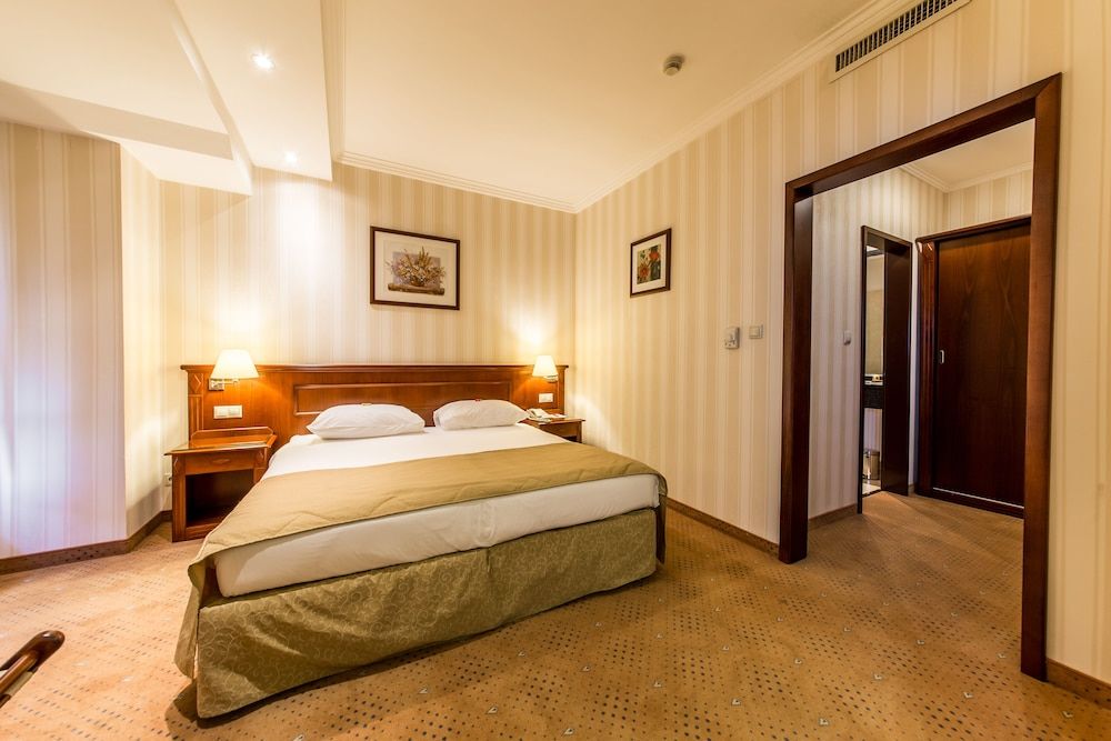 1 King Bed Non-Smoking Suite