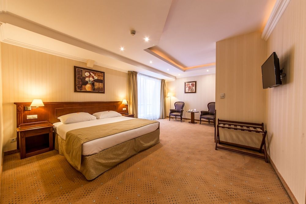Upgraded, Suite, 1 King Bed, Non Smoking